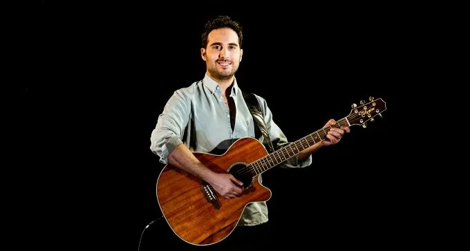 דניאל אדה: תזמורת של איש אחד שנוגעת בלב של כולנו