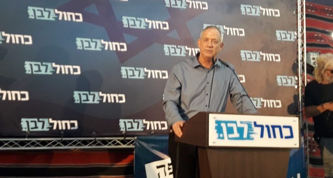 גנץ התקבל בתשואות ברהט - והזהיר מפני ברית הקיצונים שמגבש נתניהו