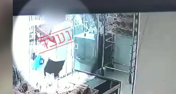 צפו: גונב קופות צדקה ב''ביג'', אבל לא שוכח לנשק את המזוזה