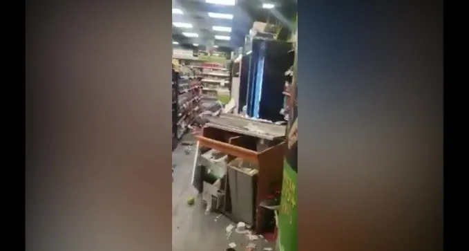 צפו: פרצו לתחנת דלק, זרעו הרס - וגנבו כספומט
