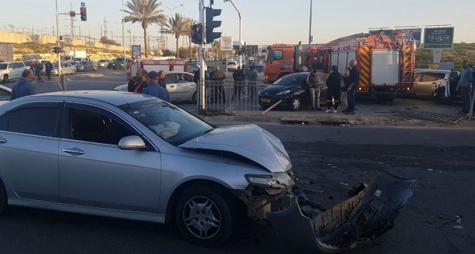 תאונת שרשרת ליד השוק, כבאים נפצעו