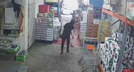 צפו: גנב 4 מחברות, טושים וחפיסת שוקולד