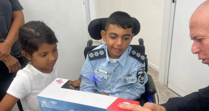 ניתאי בן ה-10 חולם להיות שוטר - וזו ההפתעה שהכינו לו (תיעוד)