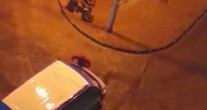 צפו: דורס רוכב אופניים ושב לפגוע בו