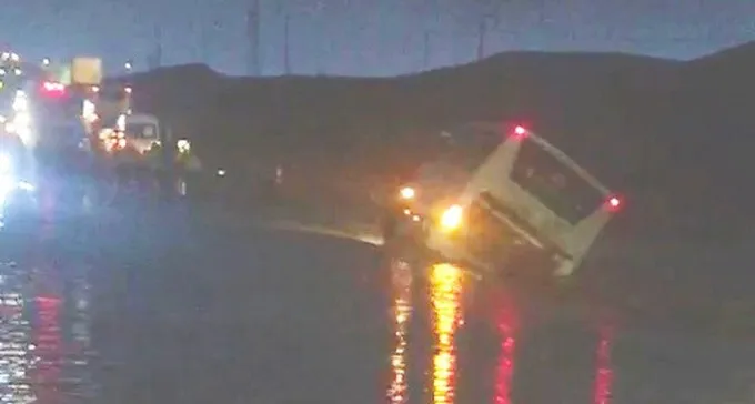 אוטובוס נטה על צדו בצומת רותם, הנוסעים חולצו