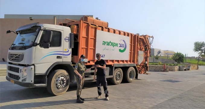 סיכוי של אחד למיליון: נהג משאית פסולת מצא ארנק בתוך הררי זבל