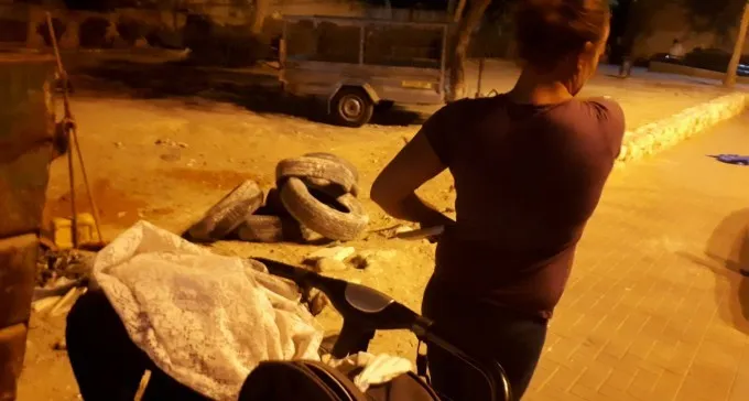 אם ושני תינוקות זרוקה במרכז גילת, אחרי שנותרה ללא קורת גג