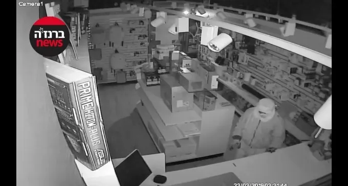 צפו: פורצים לחנות בשכונת רמות חוטפים גז מדמיע בפנים