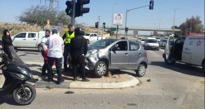 תאונה בצומת עמק שרה: רכב התנגש בעמוד, צפו בתיעוד