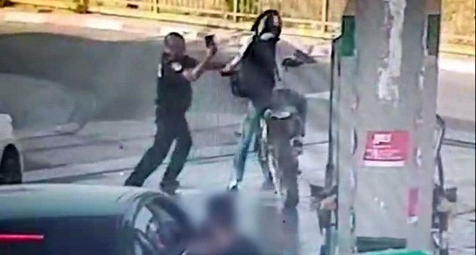 צפו: שוטר מבקש לעצור אופנוען בב''ש, הצעיר פשוט מתניע ובורח