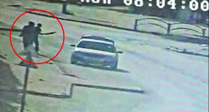 צפו: מכה אישה בג'ק, בגלל סכסוך משפחתי