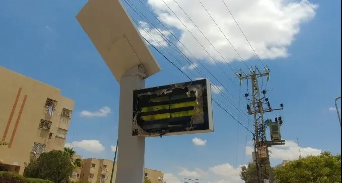 תעלומה:  מי עומד מאחורי השחתת עשרות תחנות ושלטים אלקטרוניים?