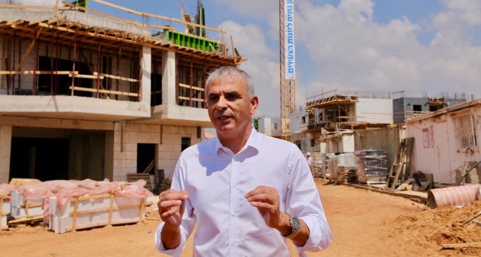 כחלון: לתושבי ב''ש סיכוי גבוה מאוד לזכות בדירה בעירם