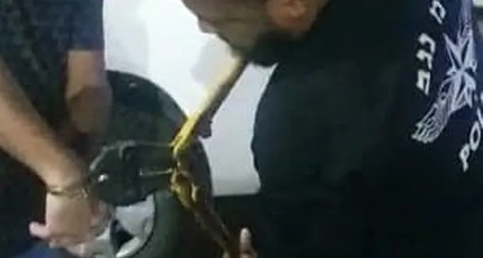 ''נסגרו עליי אזיקים תוך כדי משחק, תוכלו לשחרר אותי?''