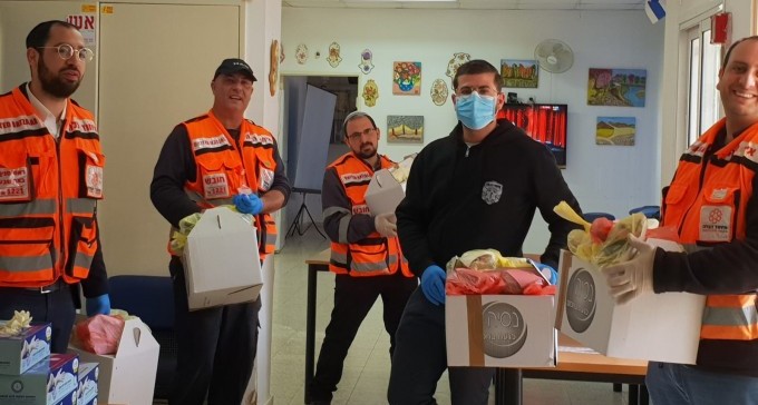 משבר הקורונה: איחוד הצלה ועיריית ב''ש חילקו מזון למבודדים וקשישים
