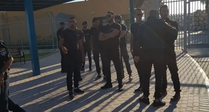 140 עובדי נגב קרמיקה פוטרו באישון לילה, עימותים בכניסה למפעל