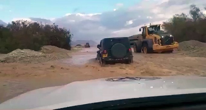 צפו בנזקי הסופה בנגב: כבישים נחסמו, קיר בבית העלמין ברהט קרס