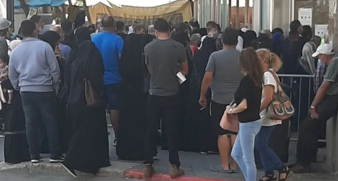 סכנת נפשות: מקבלי הקצבאות נדחסים בכניסה לבנקים וסניפי דואר