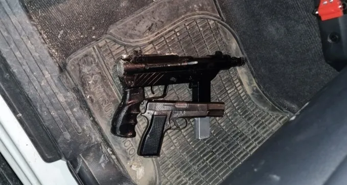 ניסה לברוח מהשוטרים בנסיעה פרועה: נשא עליו 2 כלי נשק