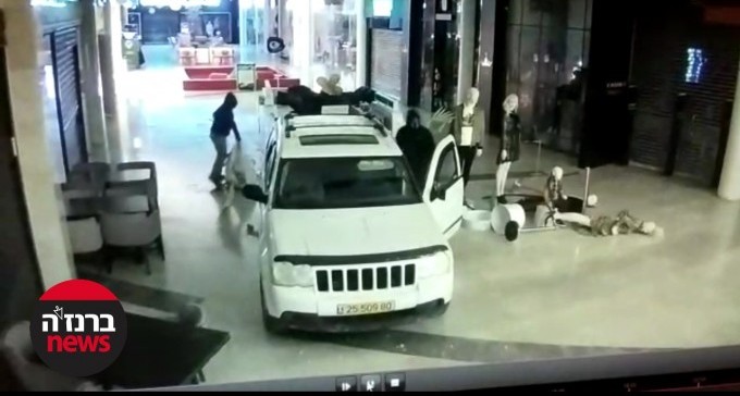 צפו: פורצים לתוך פרץ סנטר דימונה עם הג'יפ - ומרוקנים דוכן