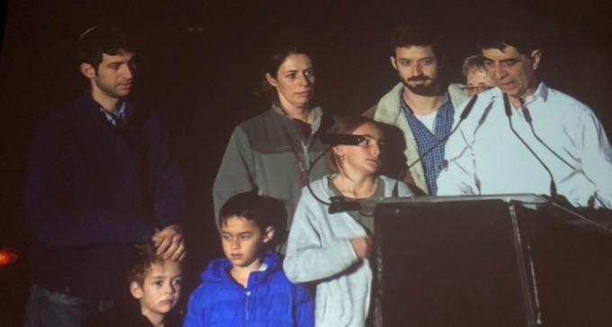 יותר מ-10,000 איש בעצרת למען השבויים והנעדרים, אבל רק ח''כ בודד