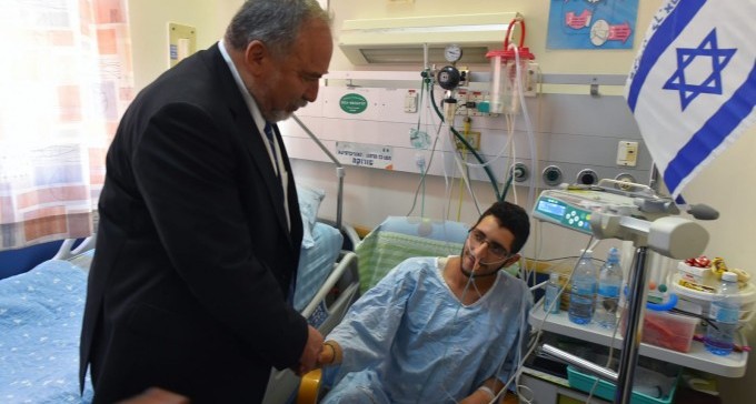 ליברמן ביקר את הקצין שנפגע בעזה: ''נגיע למחבל, נסגור חשבון''