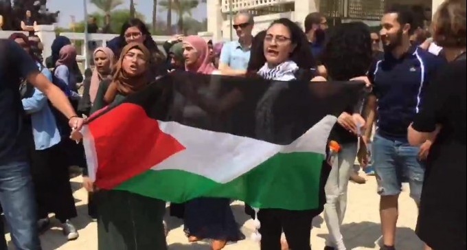 הפגנה סוערת בכניסה לאוניברסיטה: דגלי פלסטין וכרזות נגד המלחמה