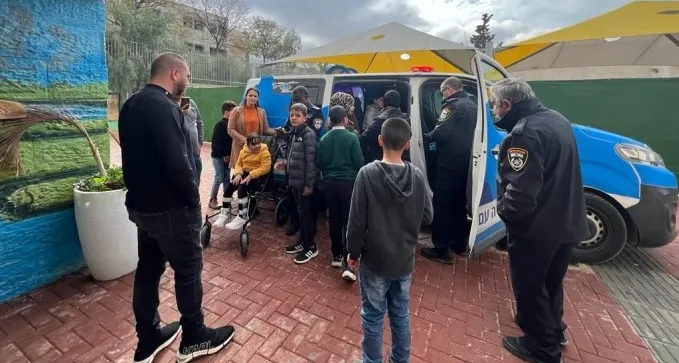 מרגש: ניידת המשאלות של המשטרה הקסימה את ילדי רהט