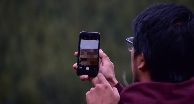 קטין תיעד את חברתו מקיימת יחסי מין, הפיץ ברשת - והורשע