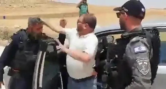 תקדימי: השוטר שהותקף על ידי ח''כ כסיף - תובע ממנו 400,000 שקלים