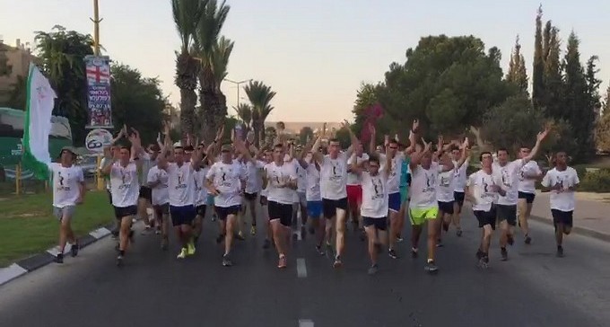 צפו: חיילי הנח''ל במירוץ ברחבי דימונה