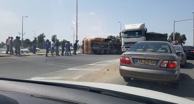 משאית אשפה התהפכה בצומת שוקת, עומסי תנועה במקום