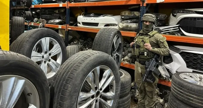 מאות שוטרים פשטו על משחטות רכב בבעלות בדואית-פלסטינית (תיעוד)