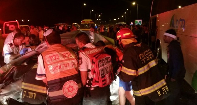 ארוע רב נפגעים: אוטובוס התנגש ברכב - 2 הרוגים, 15 פצועים