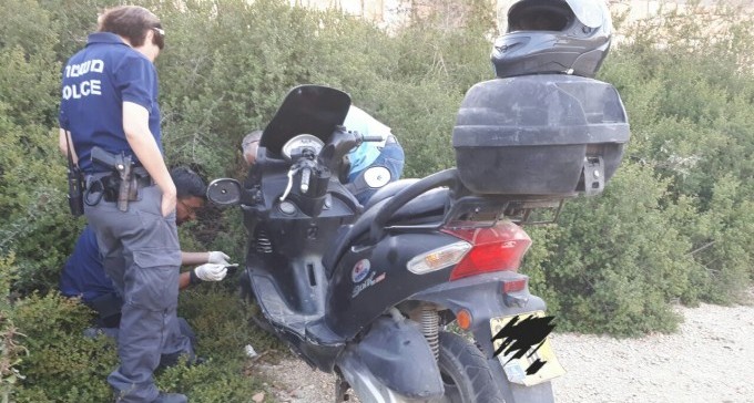 דרסו הולך רגל - וניסו להצית את האופנוע בו נסעו