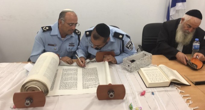 ספרי תורה חדשים ביחידות המשטרה בנגב