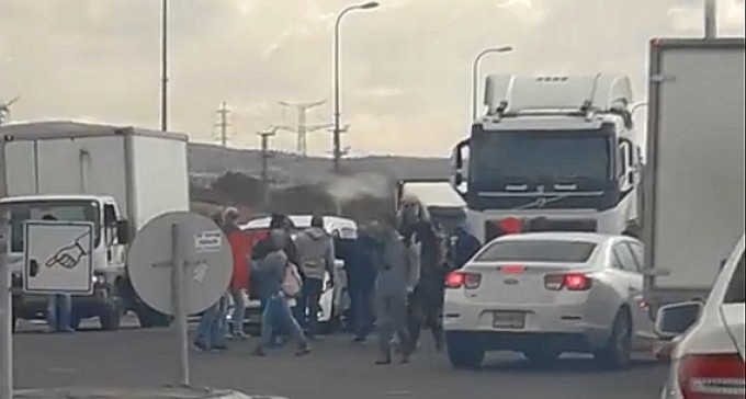 עובדי נגב קרמיקה חוסמים כבישים בנגב, בדרך להפגנה מול חנות המפעל