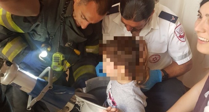 צפו: ילדה נתקעה בכד מתכת בגן ילדים בבאר שבע
