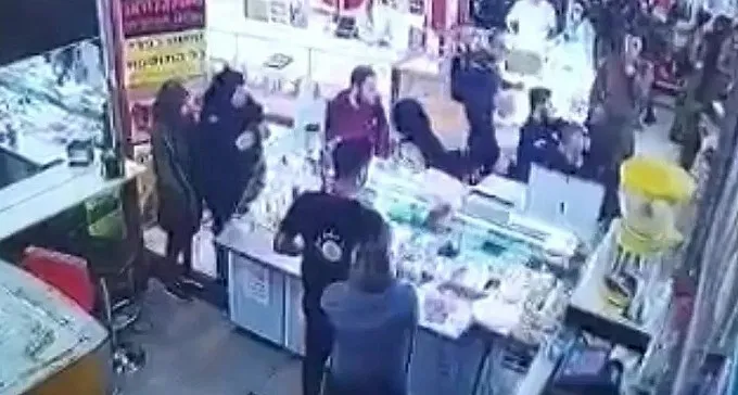 צפו: שוטרים משתלטים על חשוד בתחנה מרכזית ב''ש. האם סוכל פיגוע?