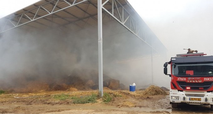מתבן בוער בכיסופים כבר יממה, נזק כבד - וחשש מפני עפיפוני תבערה