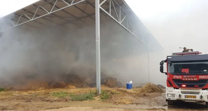 מתבן בוער בכיסופים כבר יממה, נזק כבד - וחשש מפני עפיפוני תבערה