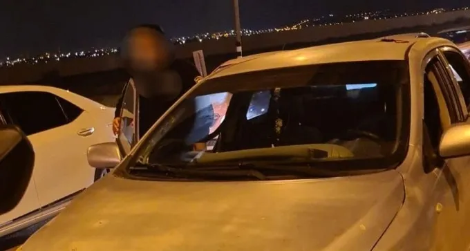 הפעילו אורות כחולים מהבהבים על רכבם - ונעצרו