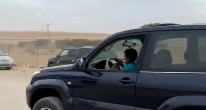 צפו: בן 9 נוהג ברכב אביו
