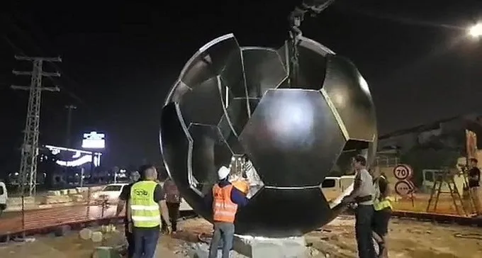 צפו: פסל הכדורגל הענקי הוצב בכניסה לטוטו טרנר