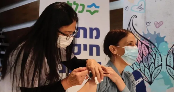 מוקד חיסונים נפתח בירוחם - ראשת המועצה בין ראשוני המתחסנים