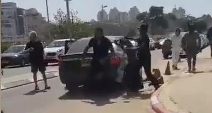 צפו: באגרופים וברזלים, קטטה בכניסה לסורוקה