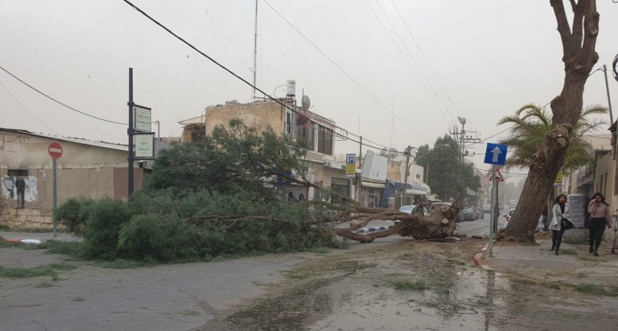 צפו בנזקי הסופה: אוהלים עפו בבסיס צה''ל בנגב, עצים קרסו בב''ש