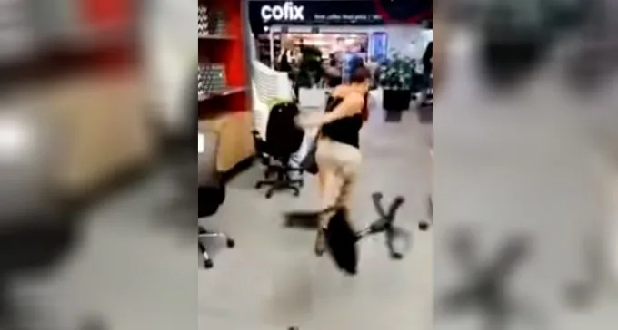 צפו: לקוחה משתוללת בקניון ומנפצת חפצים