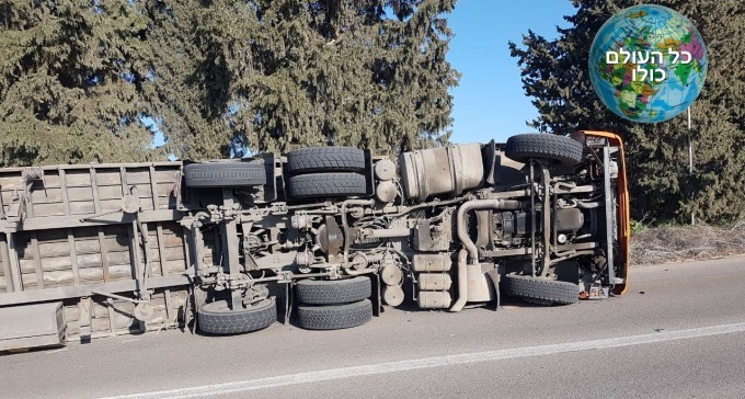 משאית התהפכה בכביש מעגלים