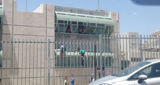 מזעזע: הבילוי המסוכן בהפסקה - טיפוס על חלונות בית ספר